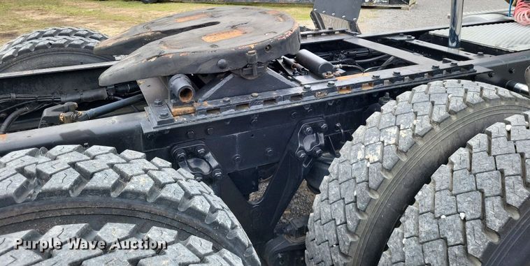 image for item DO3643 1998 Kenworth T800  semi truck