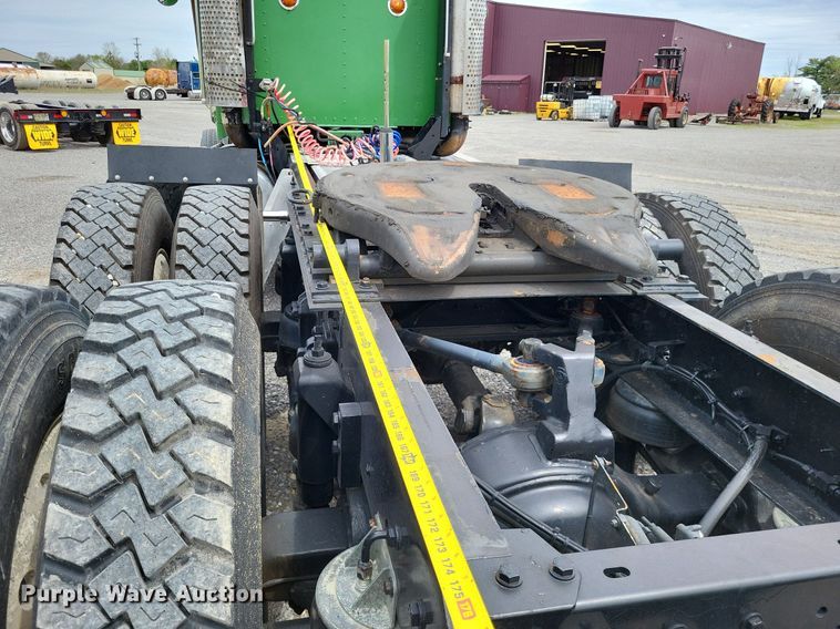 image for item DO3643 1998 Kenworth T800  semi truck