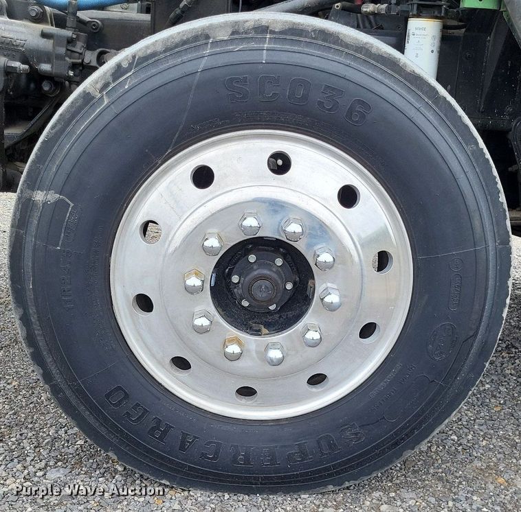 image for item DO3643 1998 Kenworth T800  semi truck