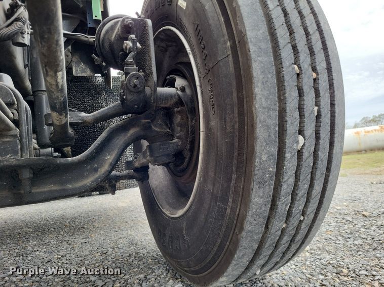 image for item DO3643 1998 Kenworth T800  semi truck