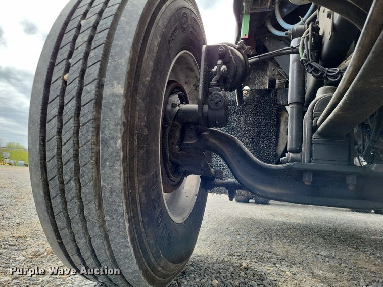 image for item DO3643 1998 Kenworth T800  semi truck