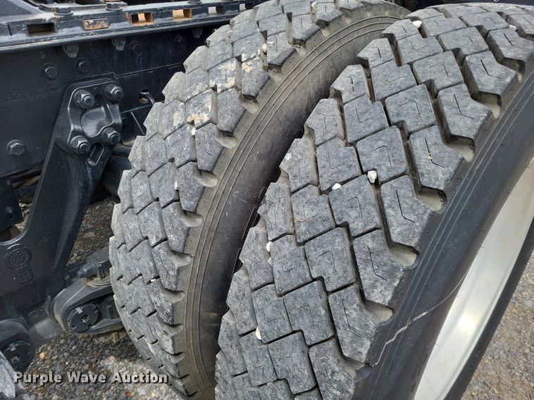 image for item DO3643 1998 Kenworth T800  semi truck