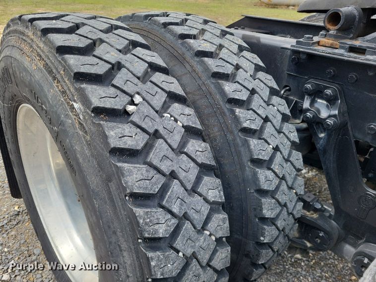 image for item DO3643 1998 Kenworth T800  semi truck