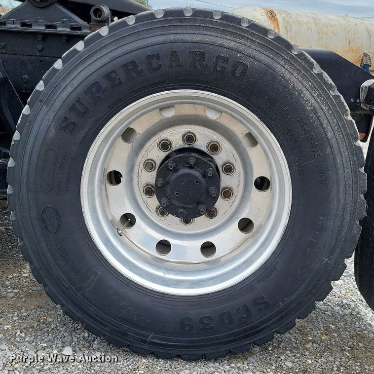 image for item DO3643 1998 Kenworth T800  semi truck