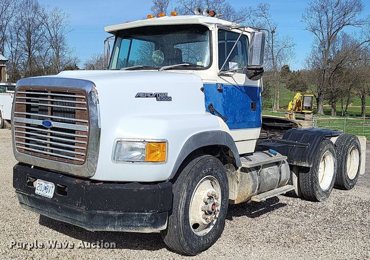 image for item DO3644 1993 Ford Aeromax L9000  semi truck