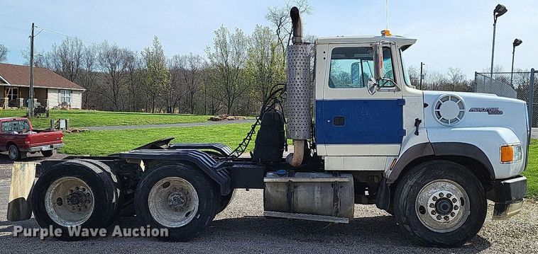 image for item DO3644 1993 Ford Aeromax L9000  semi truck