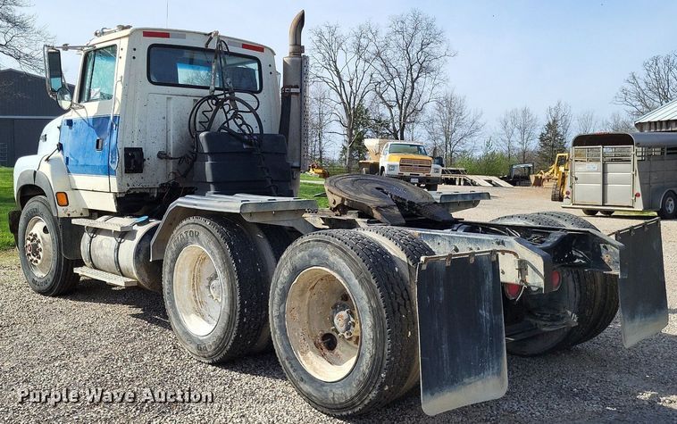 image for item DO3644 1993 Ford Aeromax L9000  semi truck