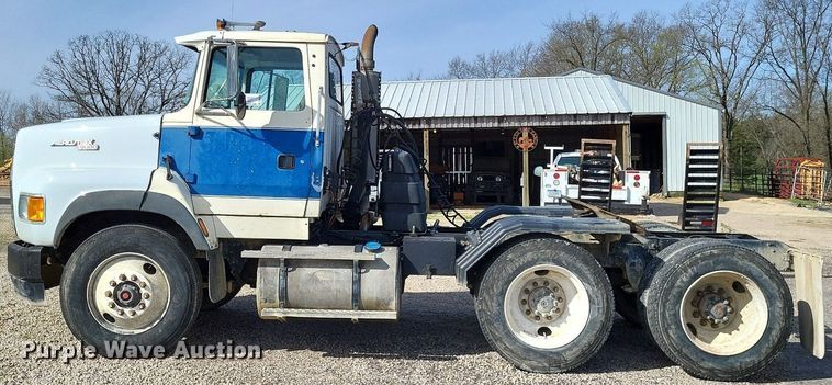 image for item DO3644 1993 Ford Aeromax L9000  semi truck