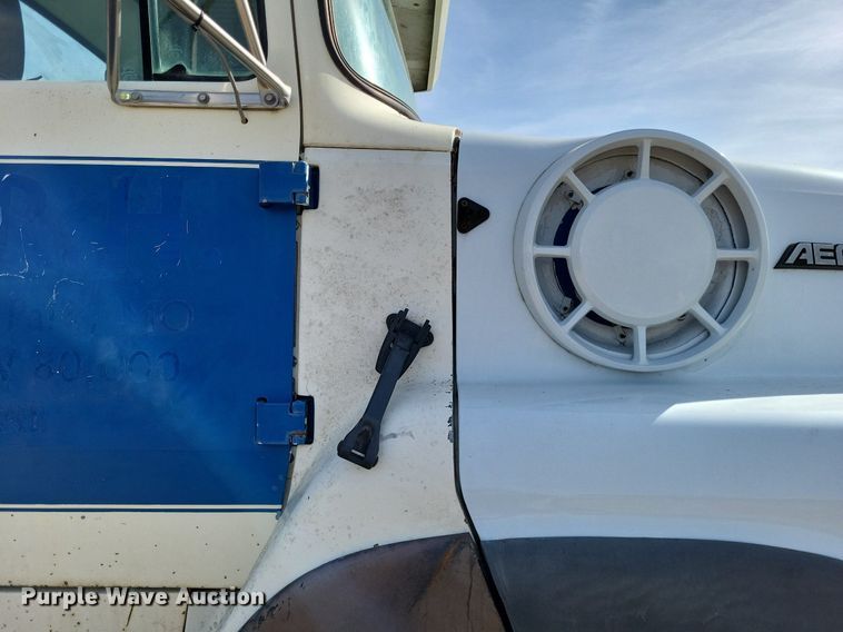 image for item DO3644 1993 Ford Aeromax L9000  semi truck