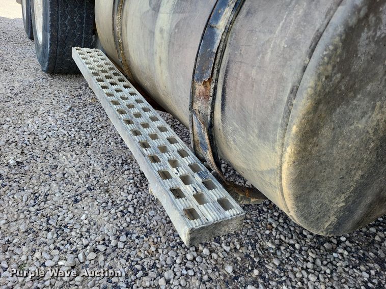 image for item DO3644 1993 Ford Aeromax L9000  semi truck