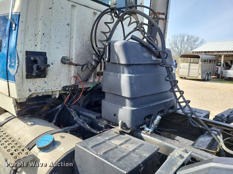 image for item DO3644 1993 Ford Aeromax L9000  semi truck