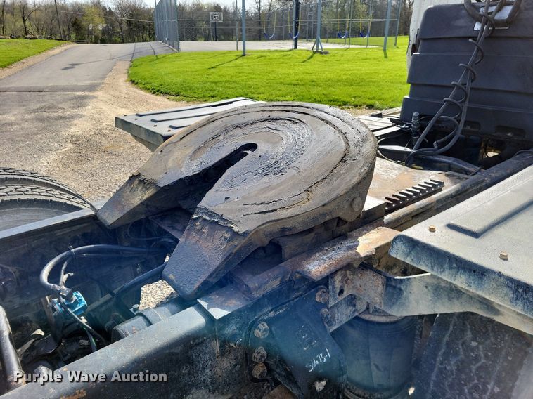 image for item DO3644 1993 Ford Aeromax L9000  semi truck