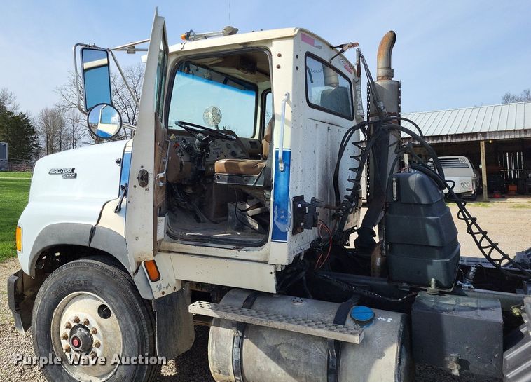 image for item DO3644 1993 Ford Aeromax L9000  semi truck