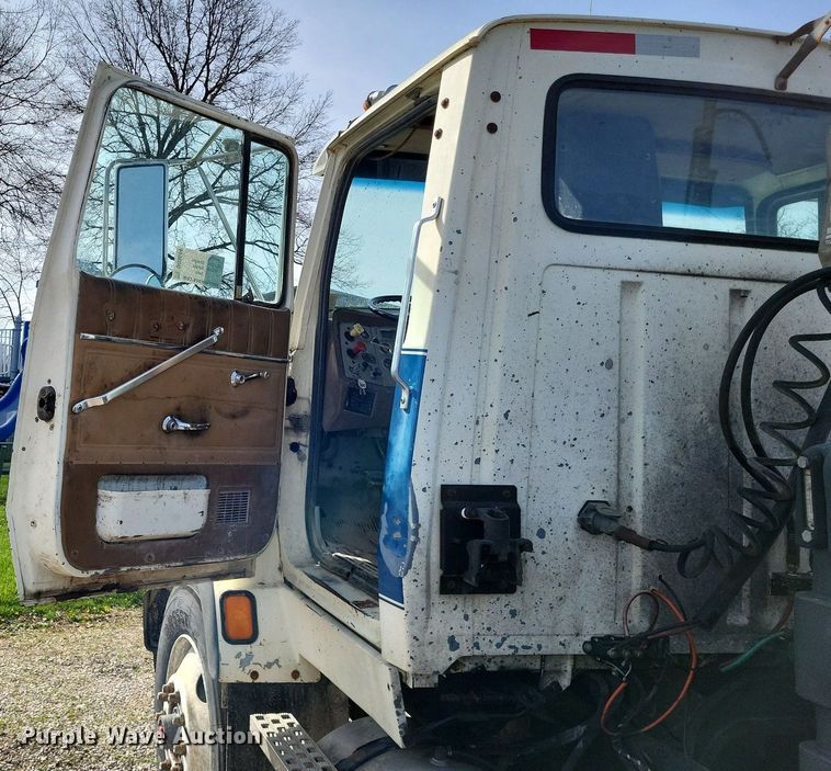 image for item DO3644 1993 Ford Aeromax L9000  semi truck