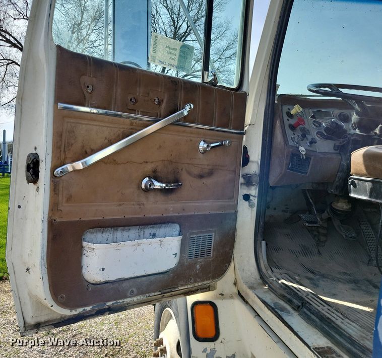 image for item DO3644 1993 Ford Aeromax L9000  semi truck