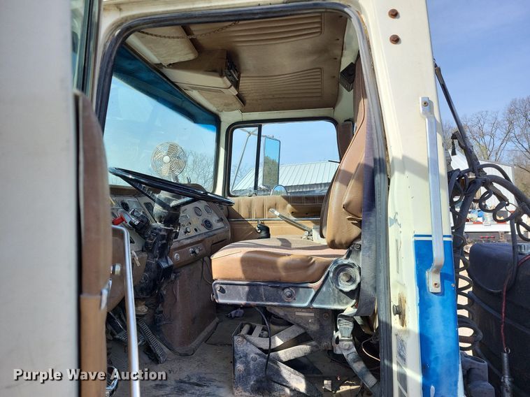 image for item DO3644 1993 Ford Aeromax L9000  semi truck