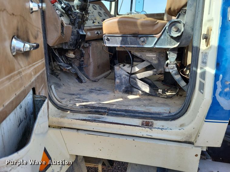 image for item DO3644 1993 Ford Aeromax L9000  semi truck