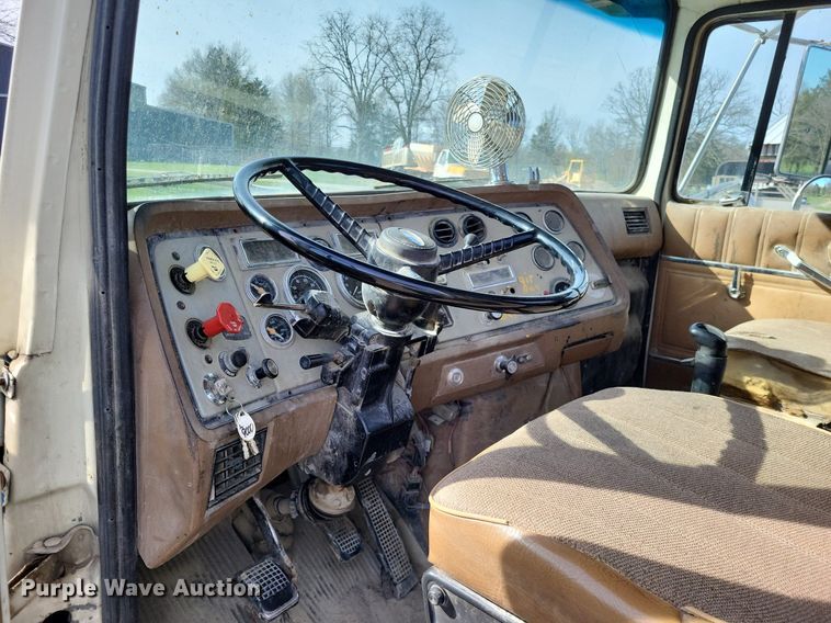 image for item DO3644 1993 Ford Aeromax L9000  semi truck