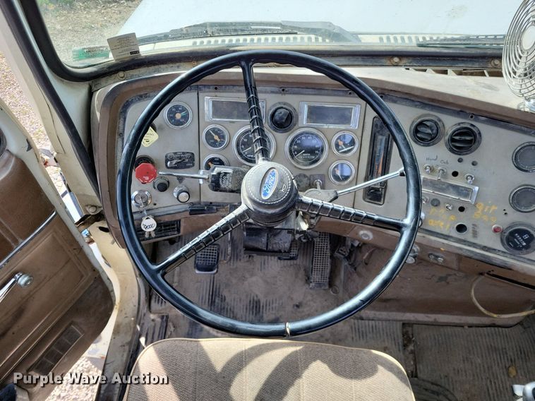 image for item DO3644 1993 Ford Aeromax L9000  semi truck