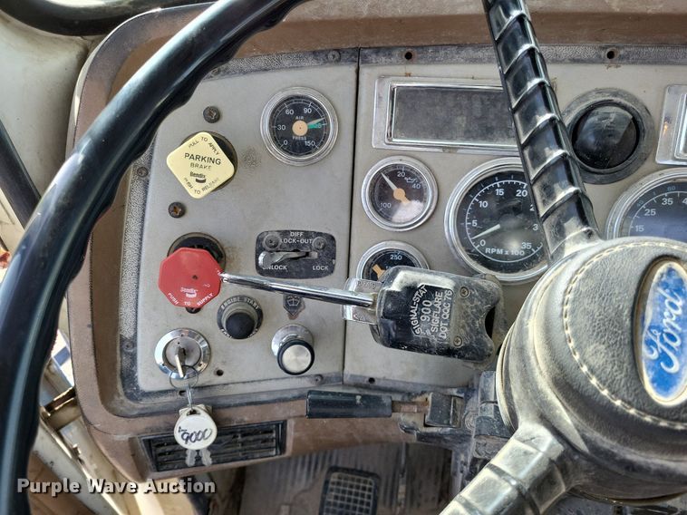 image for item DO3644 1993 Ford Aeromax L9000  semi truck