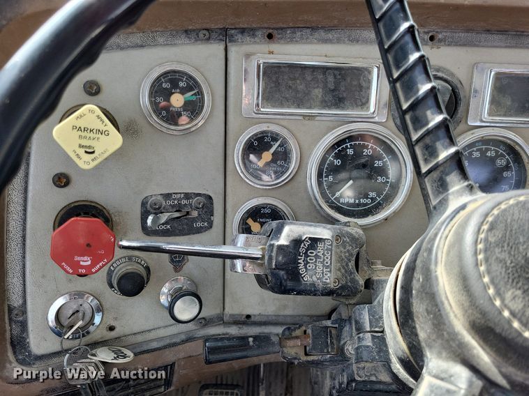 image for item DO3644 1993 Ford Aeromax L9000  semi truck