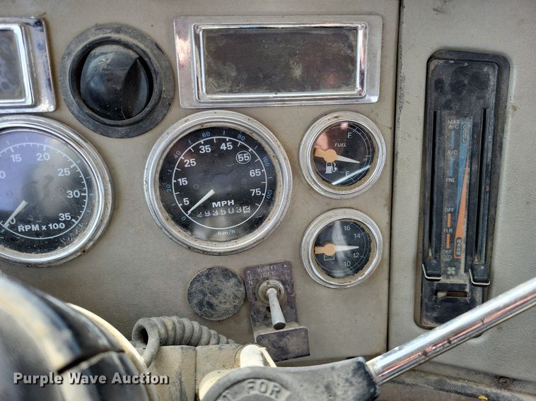 image for item DO3644 1993 Ford Aeromax L9000  semi truck