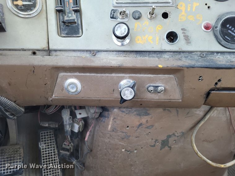 image for item DO3644 1993 Ford Aeromax L9000  semi truck