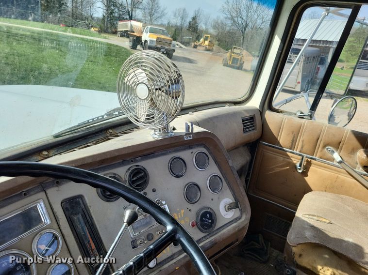 image for item DO3644 1993 Ford Aeromax L9000  semi truck