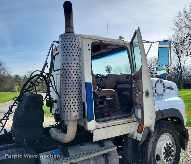 image for item DO3644 1993 Ford Aeromax L9000  semi truck