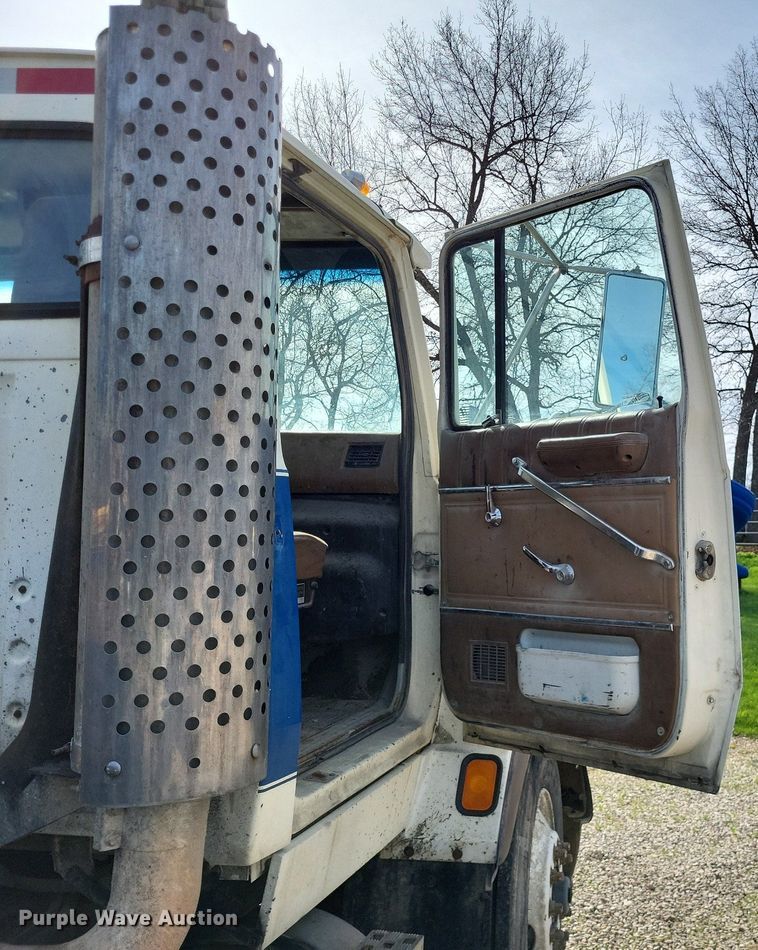 image for item DO3644 1993 Ford Aeromax L9000  semi truck