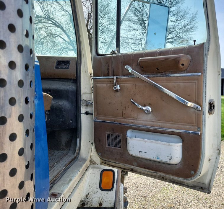 image for item DO3644 1993 Ford Aeromax L9000  semi truck