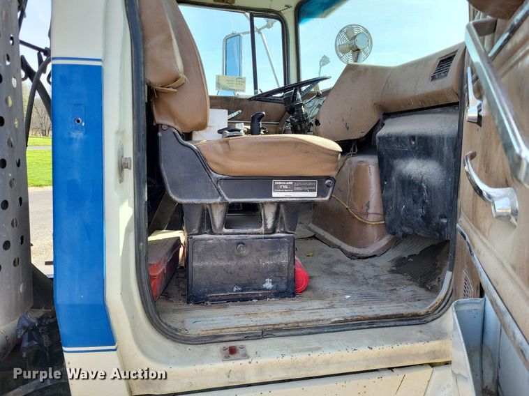 image for item DO3644 1993 Ford Aeromax L9000  semi truck