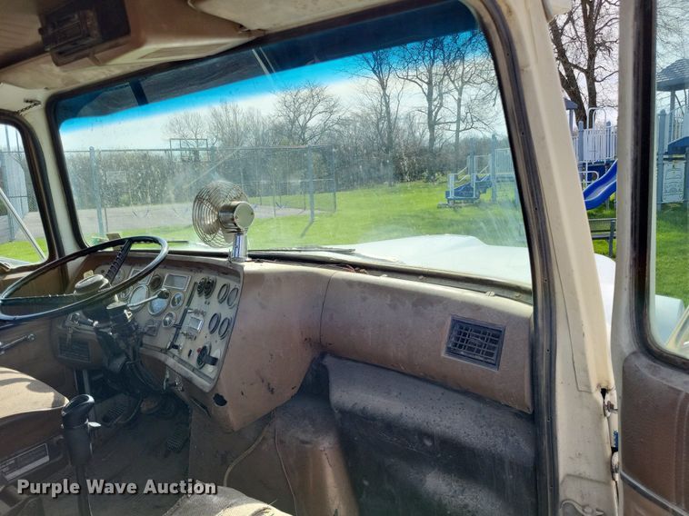 image for item DO3644 1993 Ford Aeromax L9000  semi truck