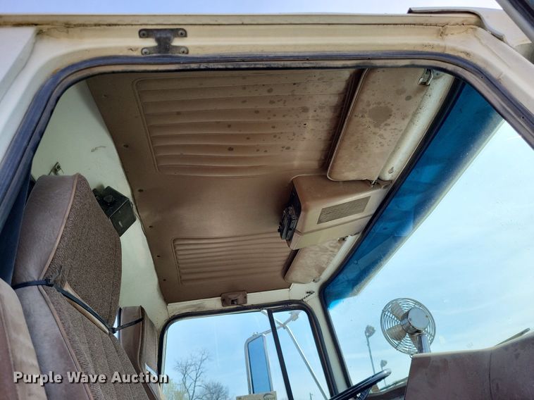 image for item DO3644 1993 Ford Aeromax L9000  semi truck