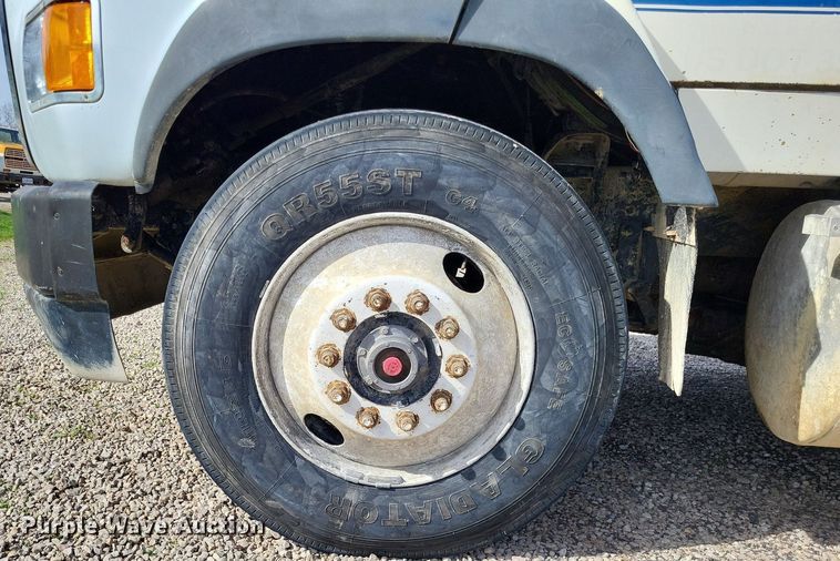 image for item DO3644 1993 Ford Aeromax L9000  semi truck