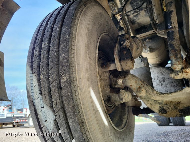 image for item DO3644 1993 Ford Aeromax L9000  semi truck