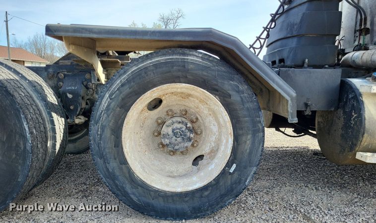 image for item DO3644 1993 Ford Aeromax L9000  semi truck