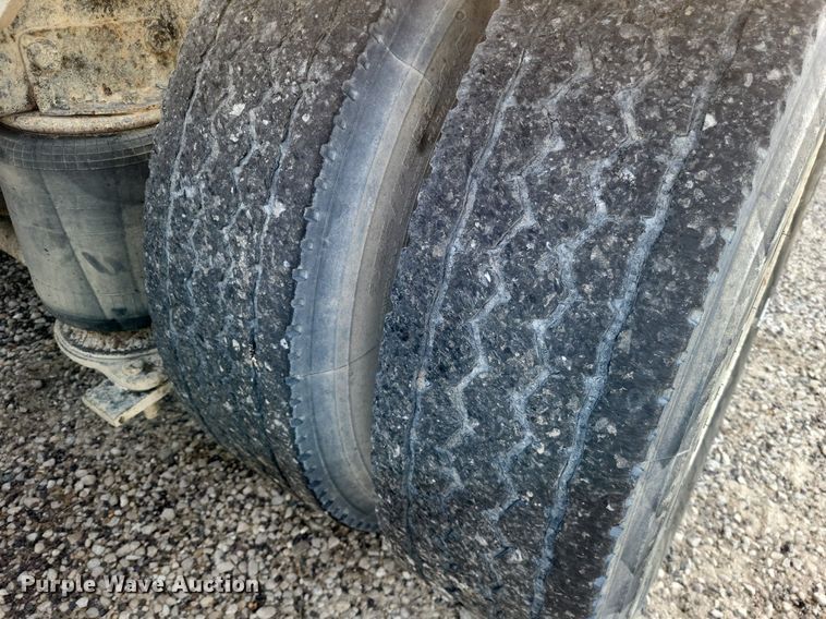 image for item DO3644 1993 Ford Aeromax L9000  semi truck