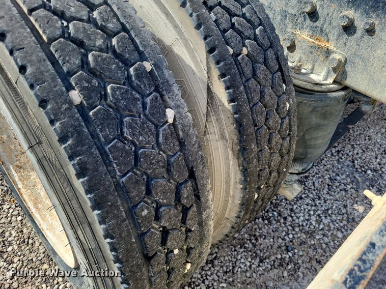 image for item DO3644 1993 Ford Aeromax L9000  semi truck