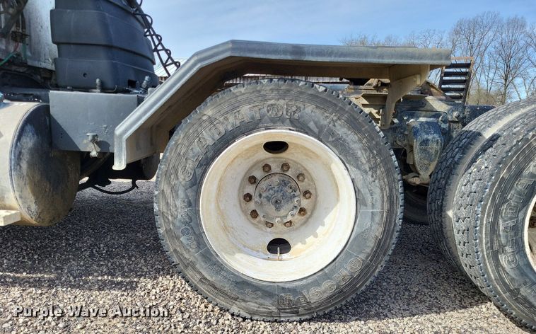 image for item DO3644 1993 Ford Aeromax L9000  semi truck