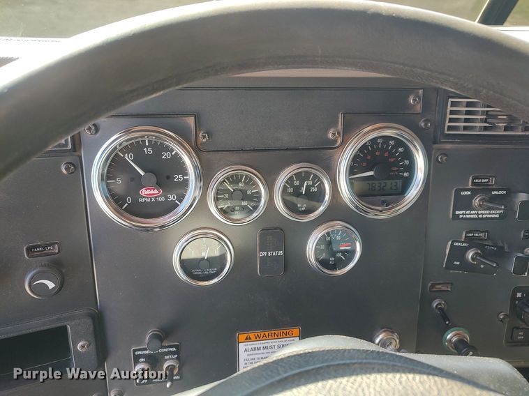 image for item DQ0488 2010 Peterbilt 340  dump truck