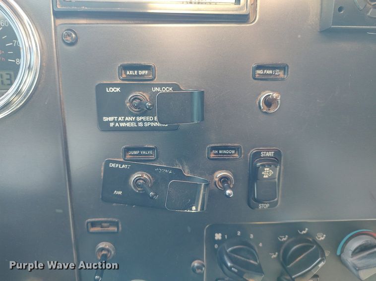 image for item DQ0488 2010 Peterbilt 340  dump truck