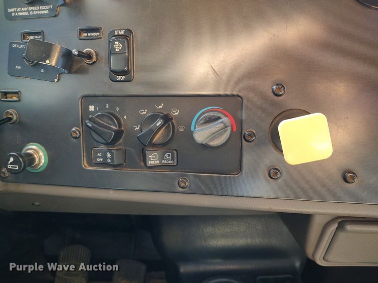 image for item DQ0488 2010 Peterbilt 340  dump truck