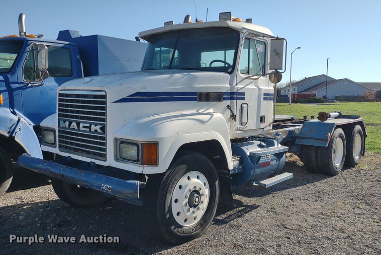 image for item DQ1664 1996 Mack CH613  truck cab and chassis