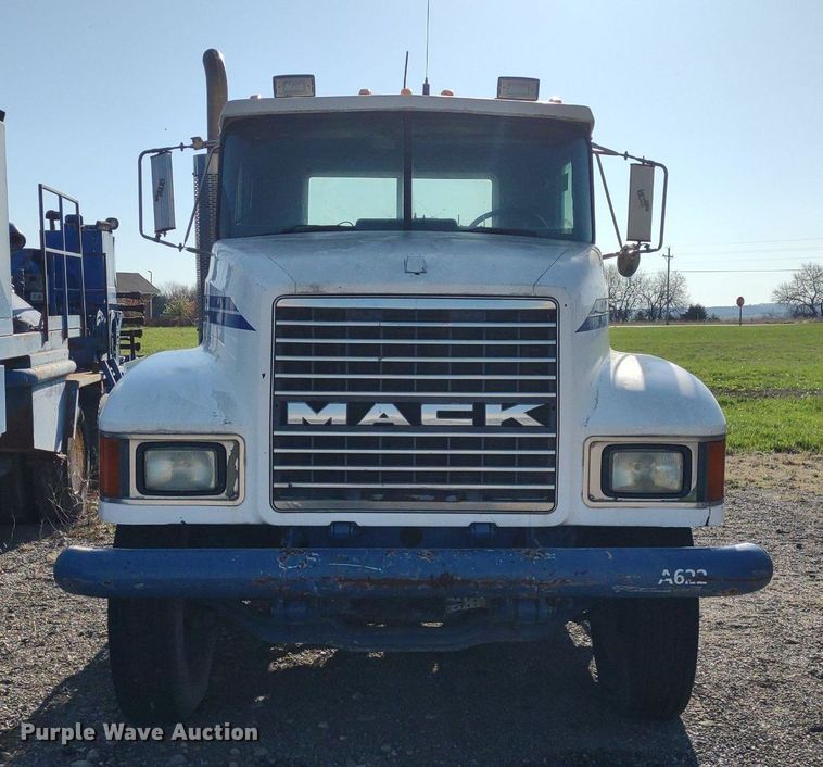 image for item DQ1664 1996 Mack CH613  truck cab and chassis
