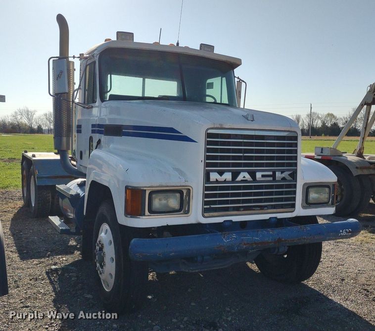 image for item DQ1664 1996 Mack CH613  truck cab and chassis