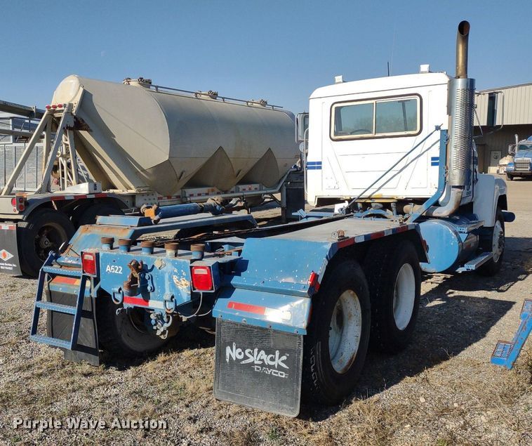 image for item DQ1664 1996 Mack CH613  truck cab and chassis