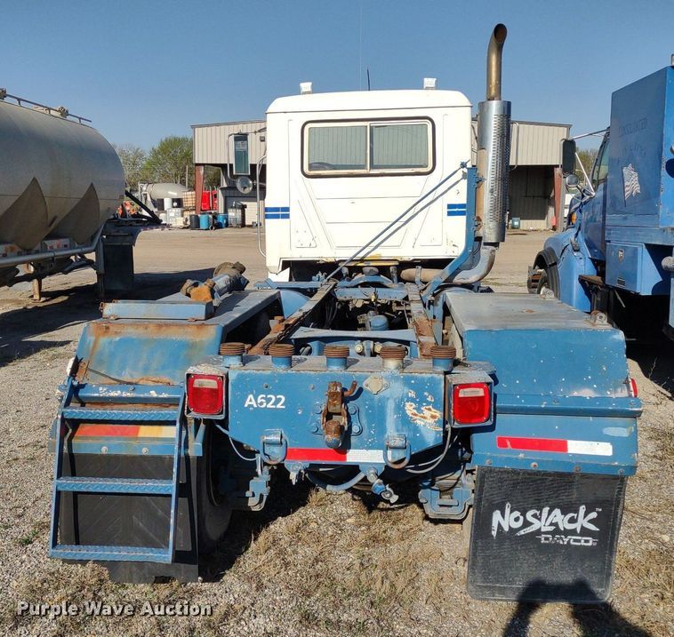 image for item DQ1664 1996 Mack CH613  truck cab and chassis