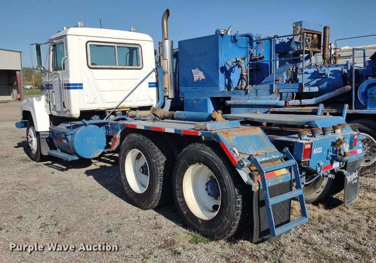 image for item DQ1664 1996 Mack CH613  truck cab and chassis