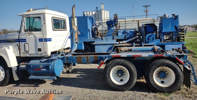 image for item DQ1664 1996 Mack CH613  truck cab and chassis